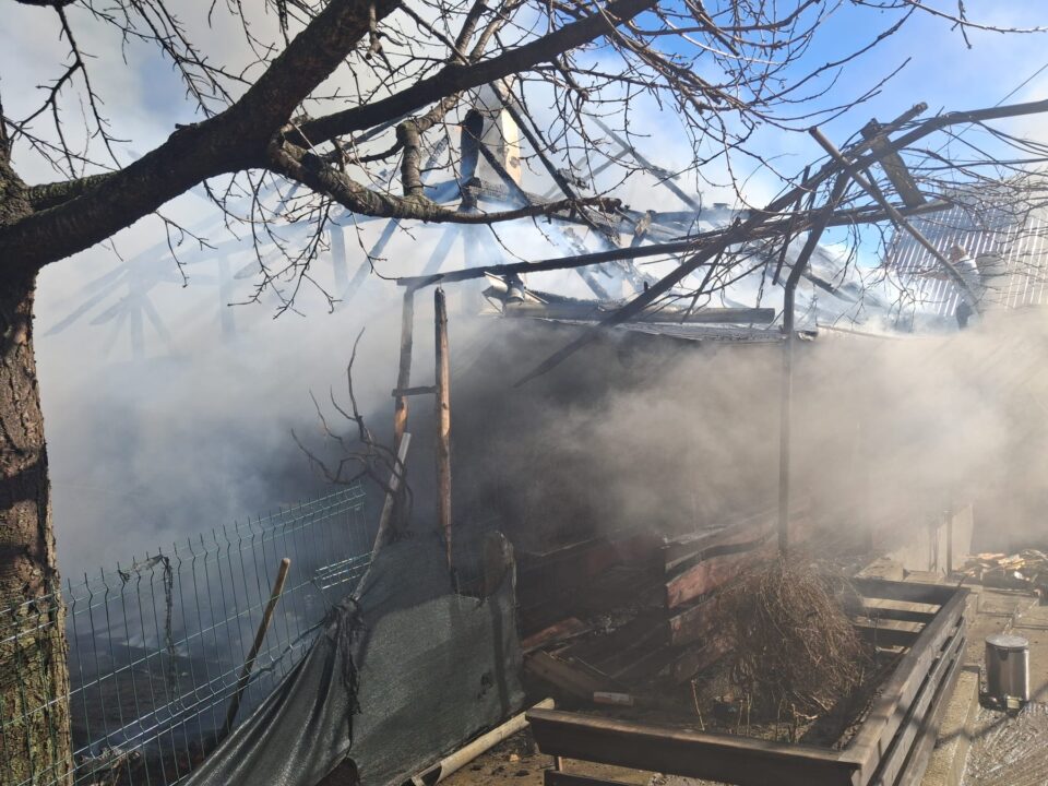 Incendiu puternic la acoperișul unei case din Deleni