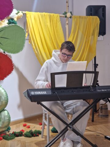 „O îmbrățișare cât o lume”, lecția de solidaritate a elevilor de la Liceul Special Câmpulung