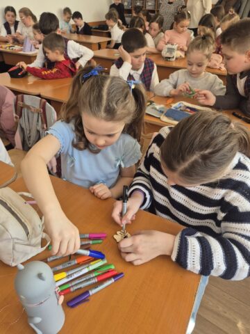 Bucuria mărțișorului, împărtășită de preșcolari Grădiniței „Așchiuță” și elevii Școlii Nr. 1