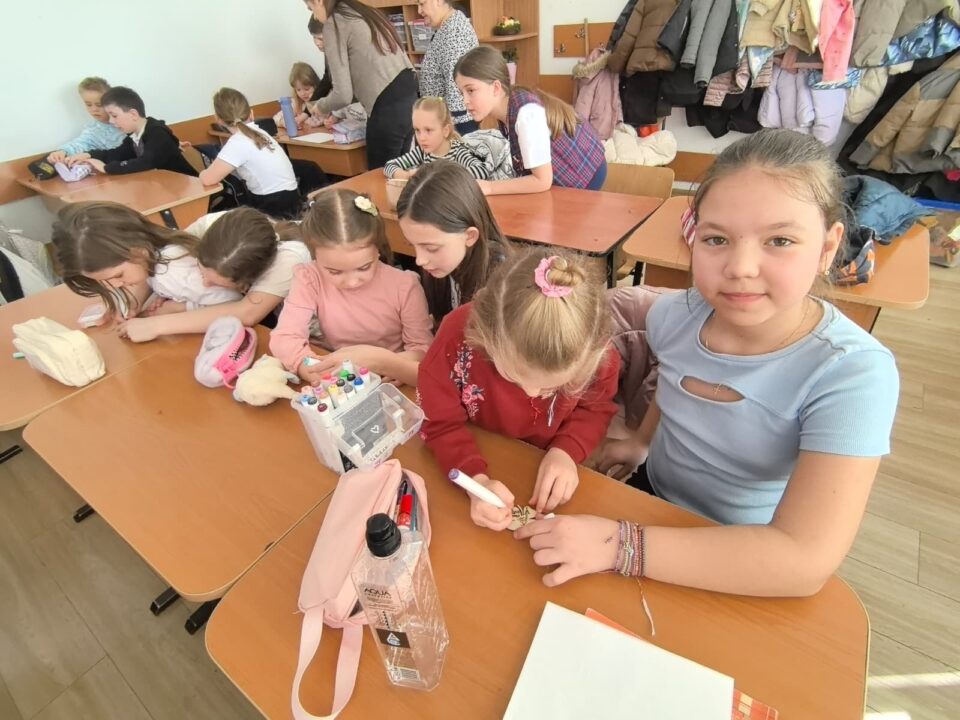 Bucuria mărțișorului, împărtășită de preșcolari Grădiniței „Așchiuță” și elevii Școlii Nr. 1