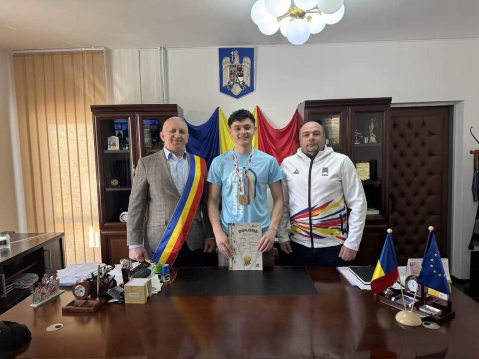 Atletul Darius Iliuț a fost felicitat de primarul din Vicovu de Sus, Vasile Iliuț, după ce a devenit campion național la atletism