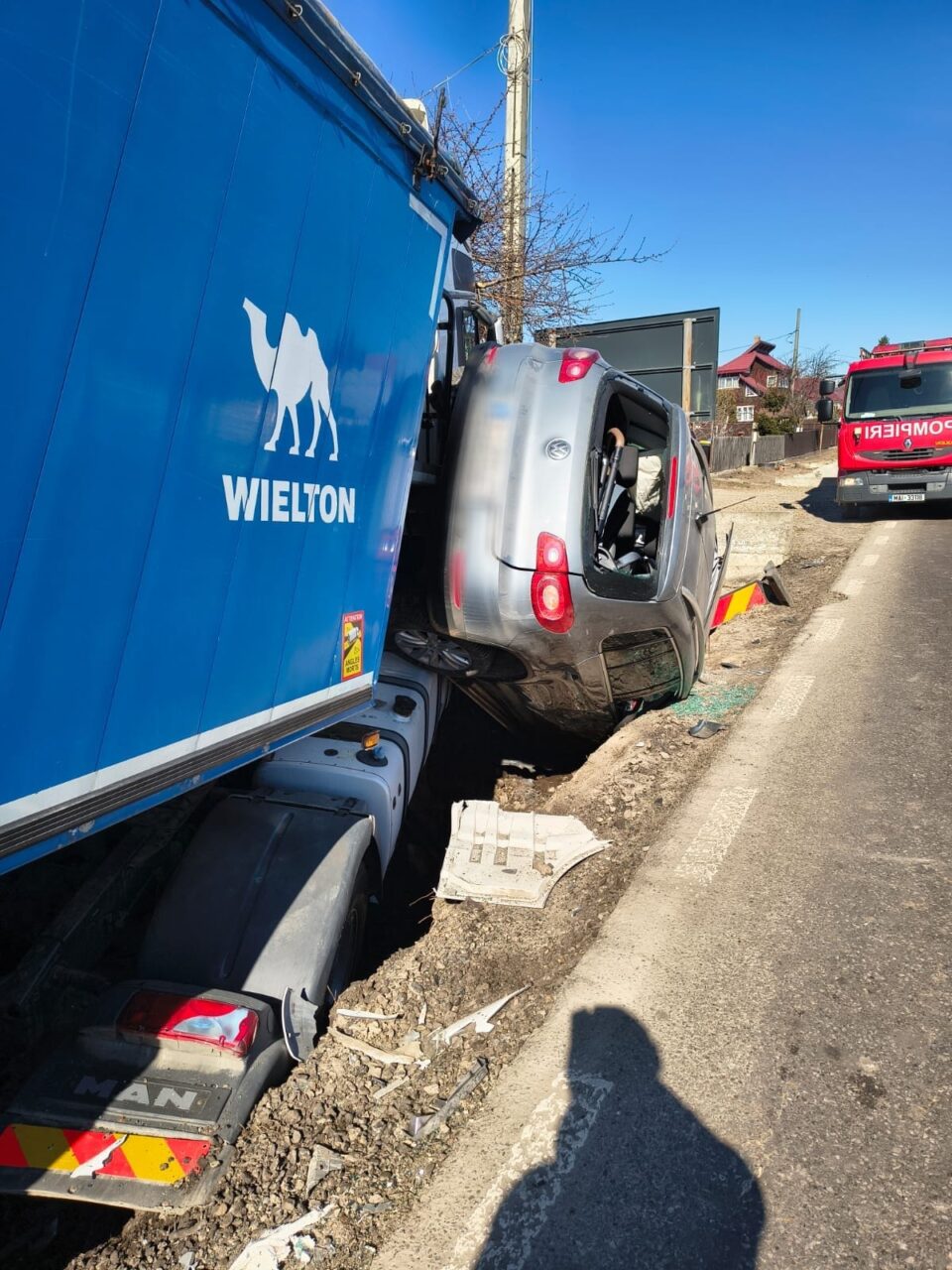 Femeie însărcinată și un bărbat de 77 de ani, duși la spital după ciocnirea dintre un tir și un autoturism