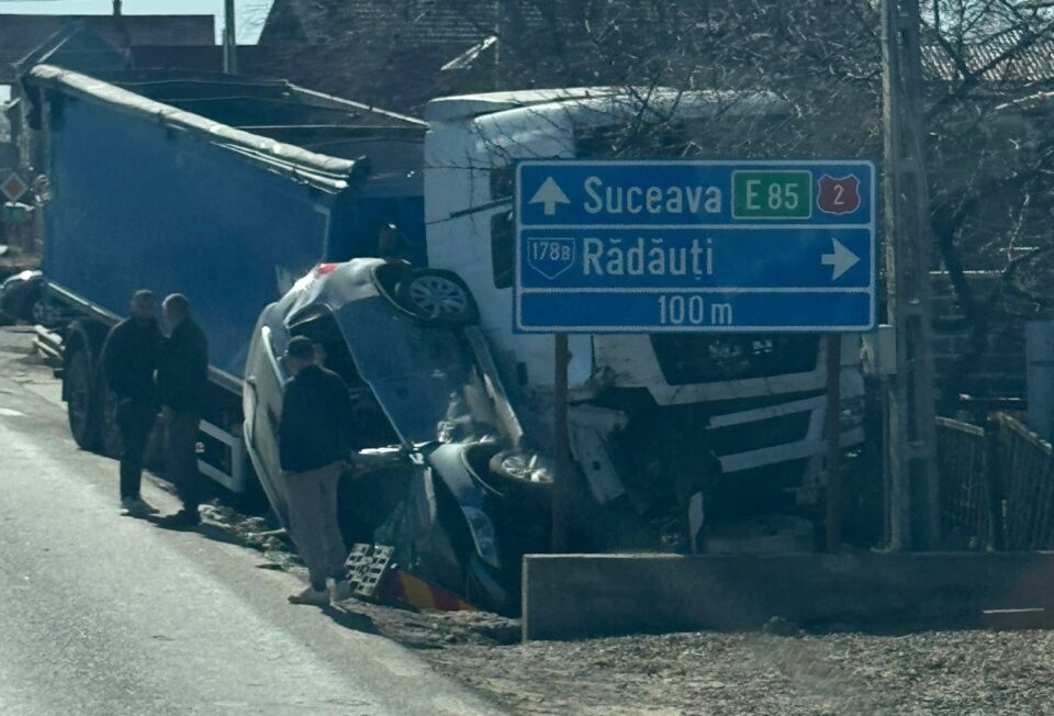 Femeie însărcinată și un bărbat de 77 de ani, duși la spital după ciocnirea dintre un tir și un autoturism