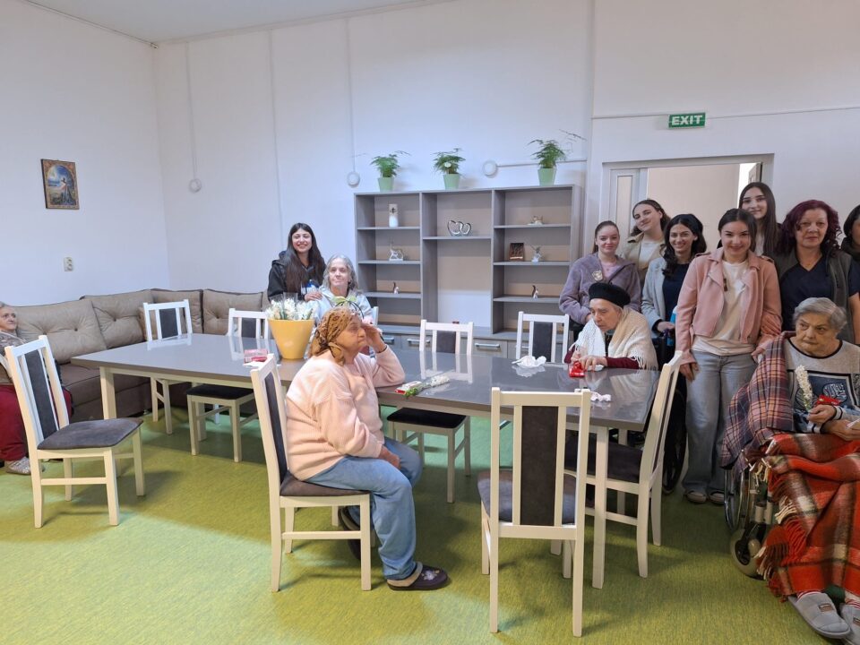 Mici daruri pentru vârstnici din partea unor eleve de la Colegiul Tehnic „Alexandru Ioan Cuza”