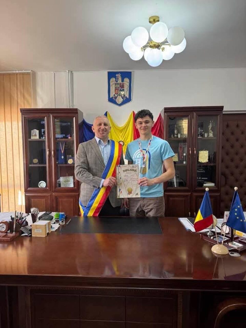 Atletul Darius Iliuț a fost felicitat de primarul din Vicovu de Sus, Vasile Iliuț, după ce a devenit campion național la atletism