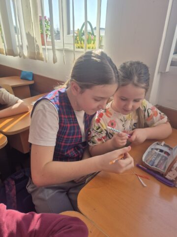 Bucuria mărțișorului, împărtășită de preșcolari Grădiniței „Așchiuță” și elevii Școlii Nr. 1