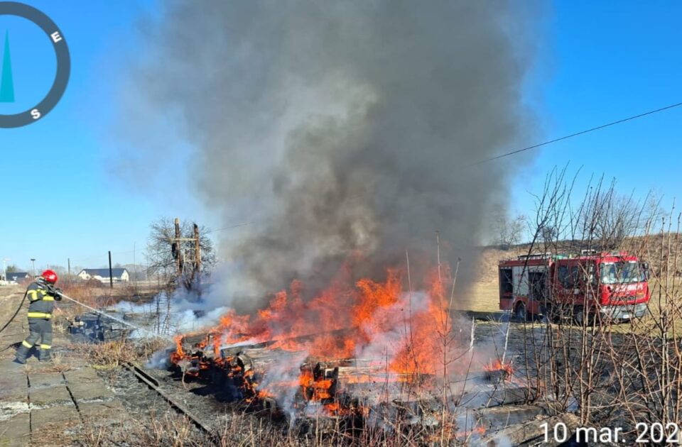 În satul Gura Putnei, comuna Putna, flăcările au cuprins vegetație uscată și traverse de cale ferată scoase din uz