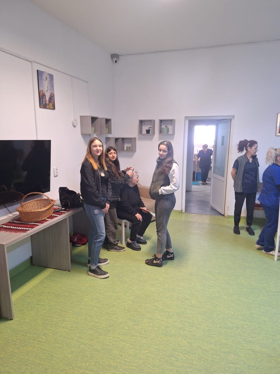 Mici daruri pentru vârstnici din partea unor eleve de la Colegiul Tehnic „Alexandru Ioan Cuza”