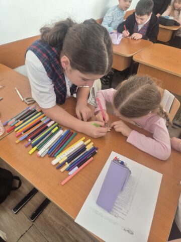 Bucuria mărțișorului, împărtășită de preșcolari Grădiniței „Așchiuță” și elevii Școlii Nr. 1