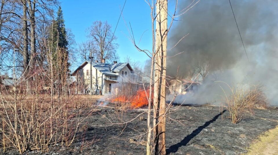În satul Gura Putnei, comuna Putna, flăcările au cuprins vegetație uscată și traverse de cale ferată scoase din uz
