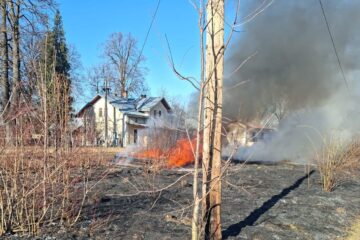 În satul Gura Putnei, comuna Putna, flăcările au cuprins vegetație uscată și traverse de cale ferată scoase din uz