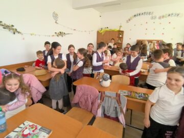 Bucuria mărțișorului, împărtășită de preșcolari Grădiniței „Așchiuță” și elevii Școlii Nr. 1