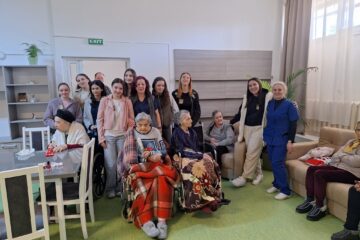 Mici daruri pentru vârstnici din partea unor eleve de la Colegiul Tehnic „Alexandru Ioan Cuza”