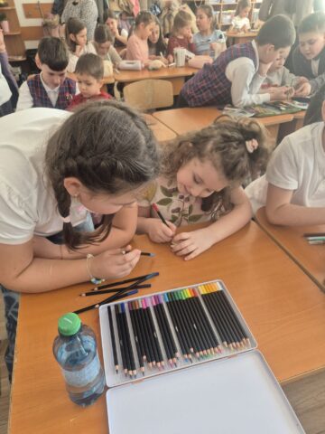 Bucuria mărțișorului, împărtășită de preșcolari Grădiniței „Așchiuță” și elevii Școlii Nr. 1