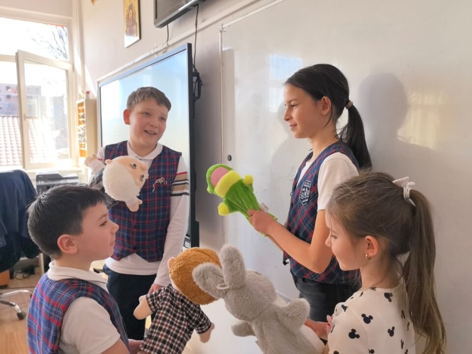 Bucuria mărțișorului, împărtășită de preșcolari Grădiniței „Așchiuță” și elevii Școlii Nr. 1