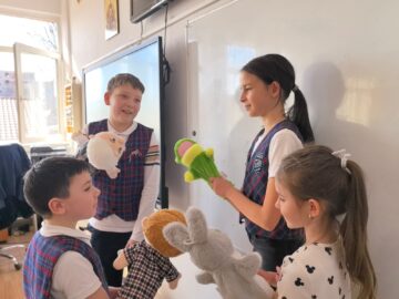 Bucuria mărțișorului, împărtășită de preșcolari Grădiniței „Așchiuță” și elevii Școlii Nr. 1