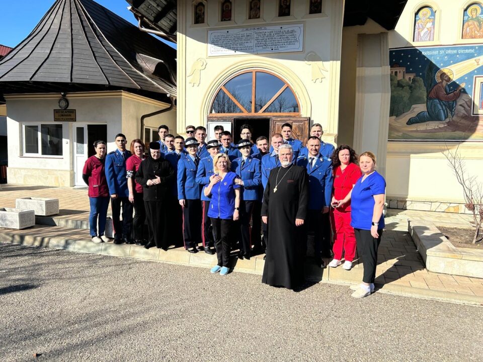 Lecție vie de slujire – Vizita elevilor jandarmi la Centrul filantropic și de întrajutorare creștină „Acoperământul Maicii Domnului” de la Mănăstirea Bogdănești