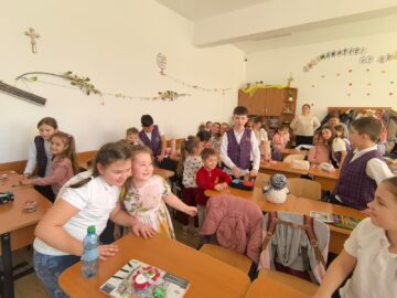 Bucuria mărțișorului, împărtășită de preșcolari Grădiniței „Așchiuță” și elevii Școlii Nr. 1