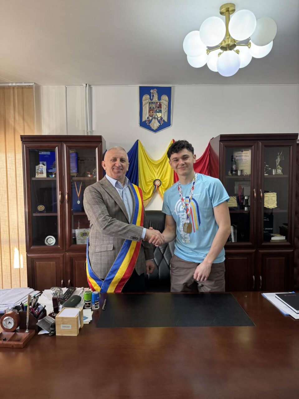 Atletul Darius Iliuț a fost felicitat de primarul din Vicovu de Sus, Vasile Iliuț, după ce a devenit campion național la atletism