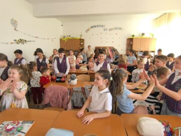 Bucuria mărțișorului, împărtășită de preșcolari Grădiniței „Așchiuță” și elevii Școlii Nr. 1