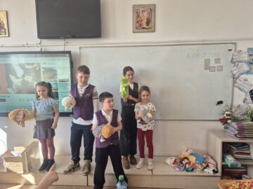 Bucuria mărțișorului, împărtășită de preșcolari Grădiniței „Așchiuță” și elevii Școlii Nr. 1