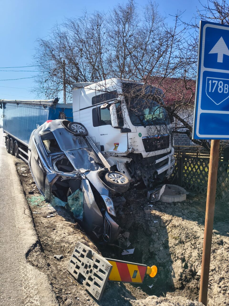 Femeie însărcinată și un bărbat de 77 de ani, duși la spital după ciocnirea dintre un tir și un autoturism