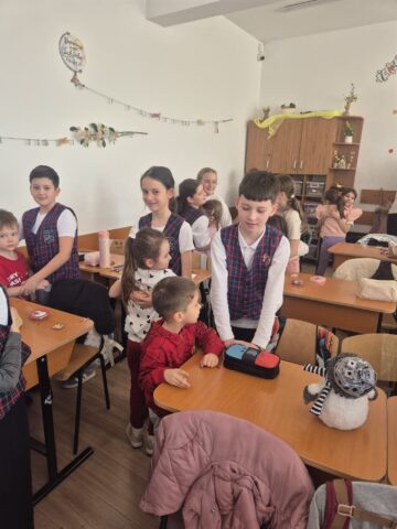 Bucuria mărțișorului, împărtășită de preșcolari Grădiniței „Așchiuță” și elevii Școlii Nr. 1