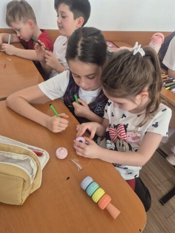 Bucuria mărțișorului, împărtășită de preșcolari Grădiniței „Așchiuță” și elevii Școlii Nr. 1