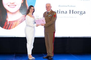 Premiul i-a fost oferit de Ciprian Marin, șeful Statului Major al Forțelor Terestre