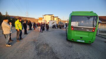 Protest al locuitorilor din zona Aleea Dumbrăvii contra scoaterii microbuzului TPL de pe linia 26