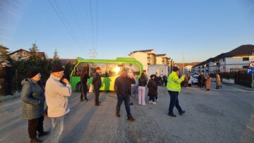 Protest al locuitorilor din zona Aleea Dumbrăvii contra scoaterii microbuzului TPL de pe linia 26
