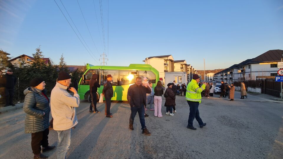 Protest al locuitorilor din zona Aleea Dumbrăvii contra scoaterii microbuzului TPL de pe linia 26