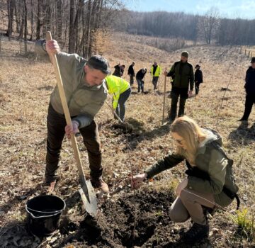 200 de stejari pedunculați plantați pentru a marca 23 de ani de la înființarea Gărzii Naționale de Mediu