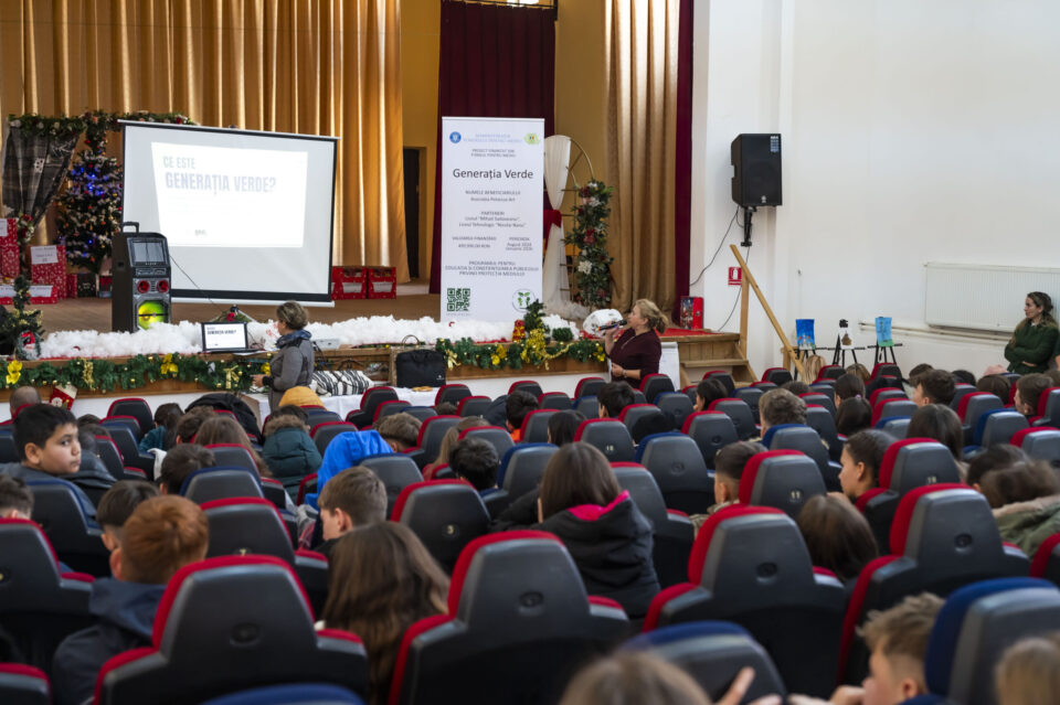 Peste 600 de copii din Broșteni și Borca au transformat educația de mediu prin fotografie, artă și tehnologie