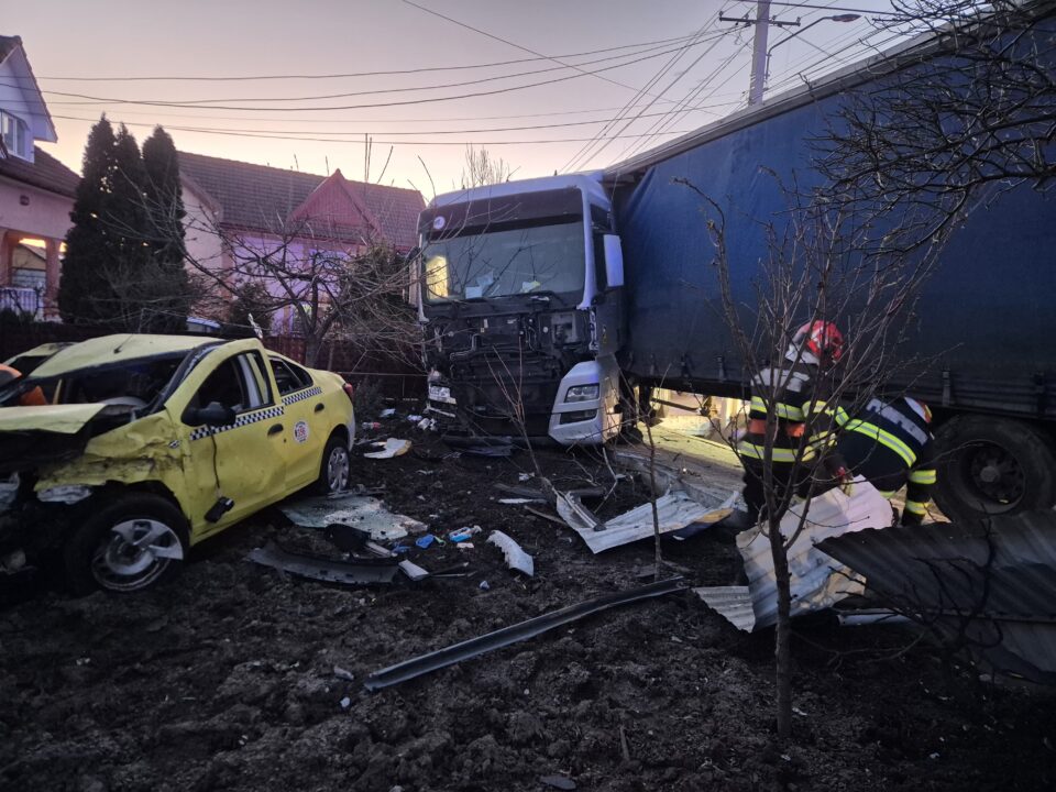 Un tir a izbit violent un autoturism taxi, rănind doi oameni și provocând distrugeri