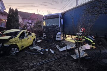 Un tir a izbit violent un autoturism taxi, rănind doi oameni și provocând distrugeri