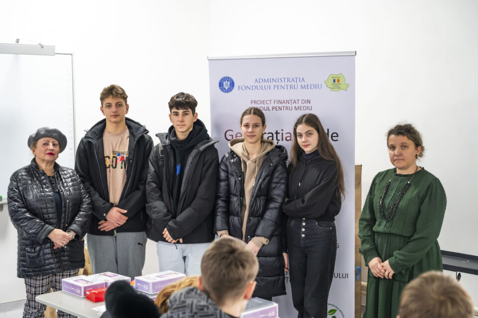Peste 600 de copii din Broșteni și Borca au transformat educația de mediu prin fotografie, artă și tehnologie