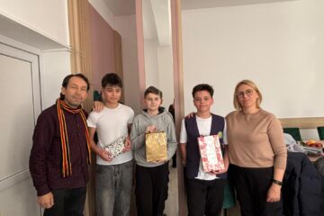 Romeo Bolohan, directoarea liceului Adriana Duceac, alaturi de elevii de la Olimpiada. Octavian este cel din mijloc