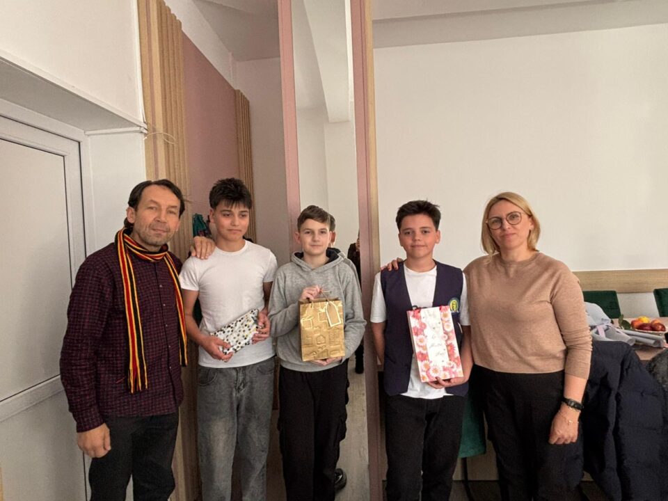 Romeo Bolohan, directoarea liceului Adriana Duceac, alaturi de elevii de la Olimpiada. Octavian este cel din mijloc