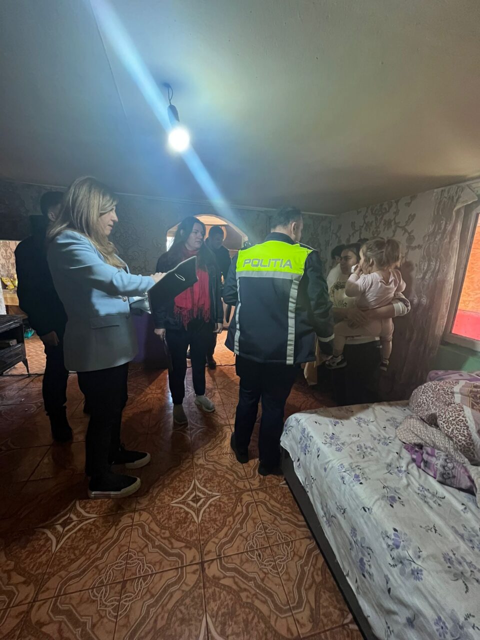 Razie de amploare a polițiștilor, la Șcheia, cu filtre rutiere, controale la familii problemă și pe linie de furt de energie electrică