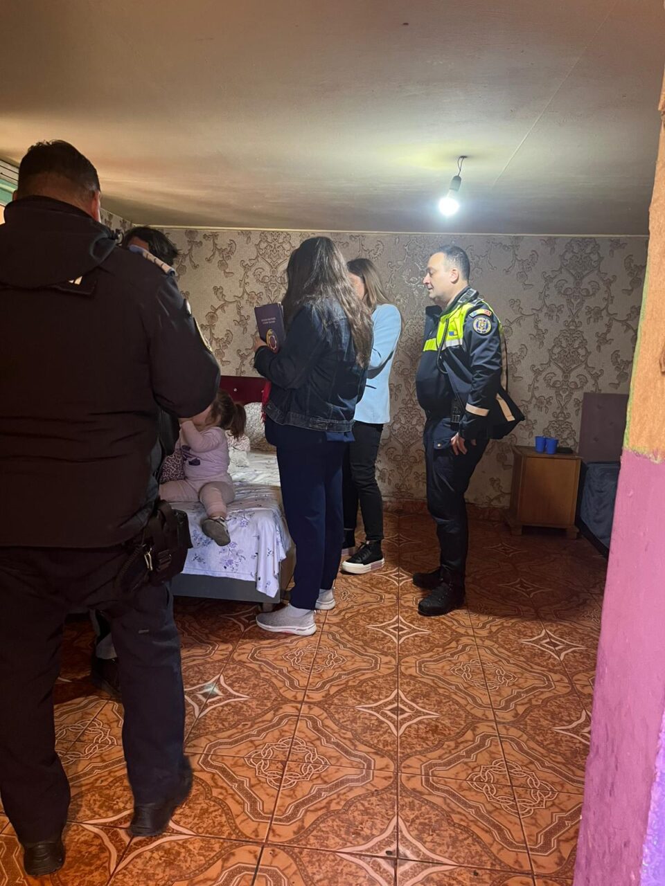 Razie de amploare a polițiștilor, la Șcheia, cu filtre rutiere, controale la familii problemă și pe linie de furt de energie electrică