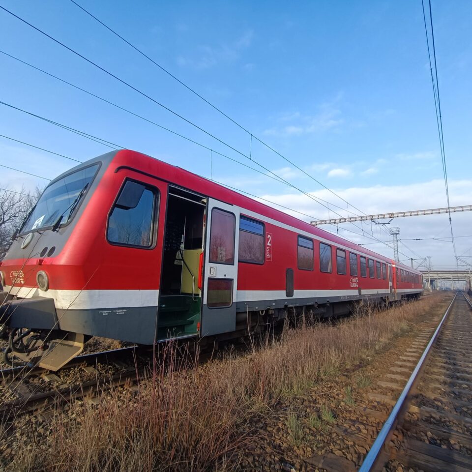 Un tren privat Suceava – Iași s-a stricat imediat după pasarela din Burdujeni, spre exasperarea a zeci de călători