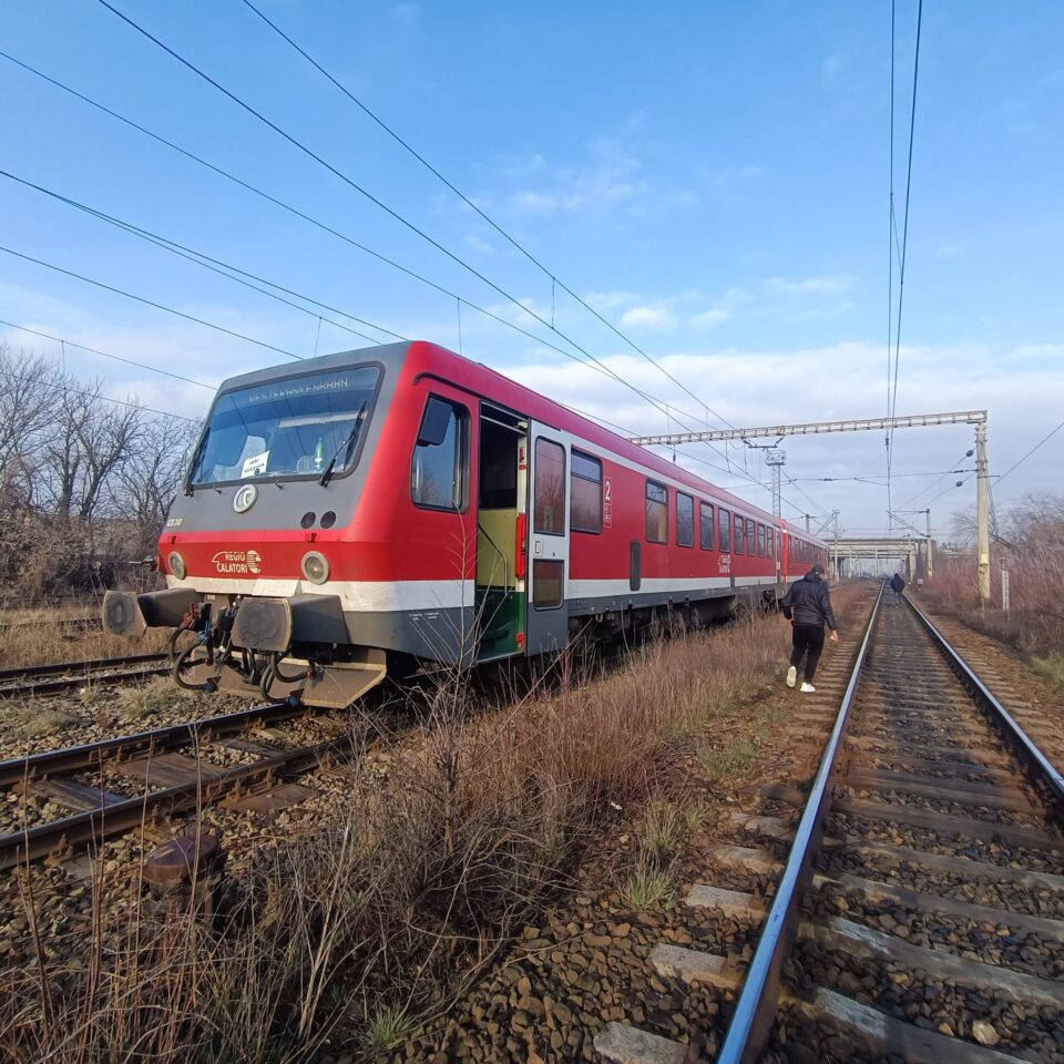 Un tren privat Suceava – Iași s-a stricat imediat după pasarela din Burdujeni, spre exasperarea a zeci de călători