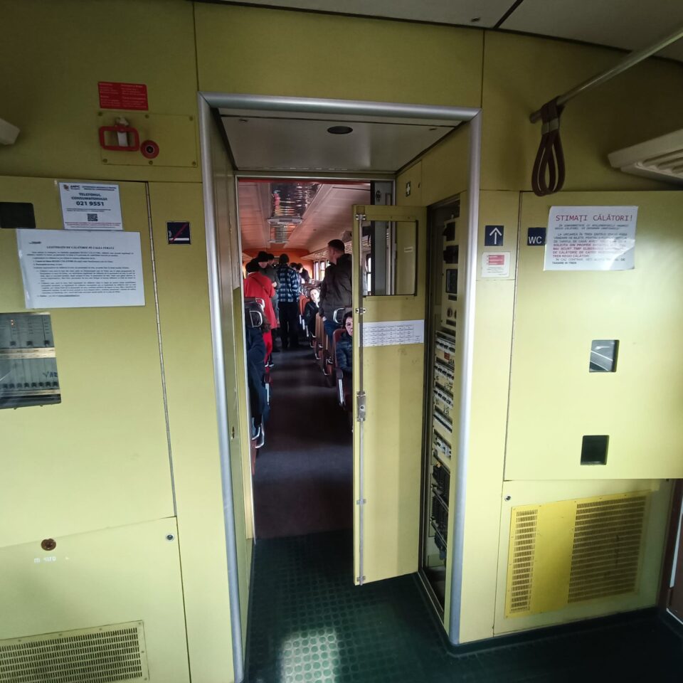 Un tren privat Suceava – Iași s-a stricat imediat după pasarela din Burdujeni, spre exasperarea a zeci de călători