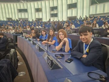 Elevi din Fălticeni, ambasadori ai valorilor europene la Parlamentul European din Strasbourg