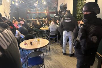 Descinderi ale Poliției în baruri și săli de jocuri, cu ”prafuri” găsite și amenzi mari pe linie de pază și protecție Descinderi ale Poliției în baruri și săli de jocuri, cu ”prafuri” găsite și amenzi mari pe linie de pază și protecție