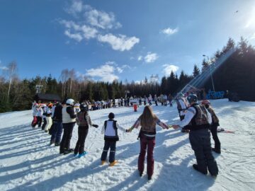 Paradă a portului popular, pe schiuri, la Vatra Dornei, la închiderea sezonului de schi