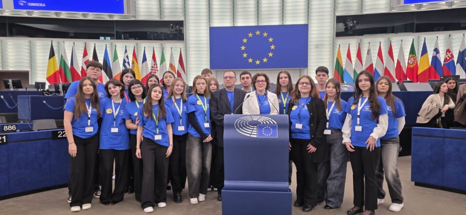 Elevi din Fălticeni, ambasadori ai valorilor europene la Parlamentul European din Strasbourg