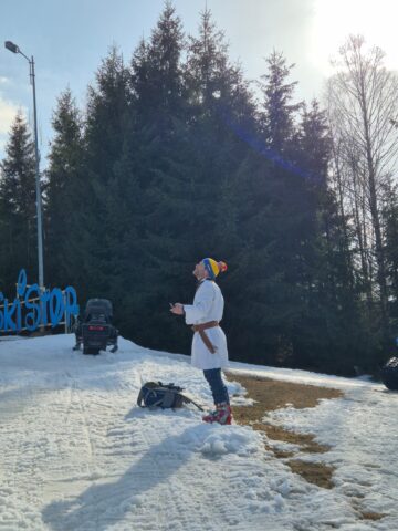 Paradă a portului popular, pe schiuri, la Vatra Dornei, la închiderea sezonului de schi