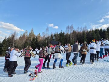 Paradă a portului popular, pe schiuri, la Vatra Dornei, la închiderea sezonului de schi